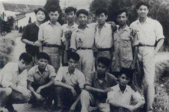 袁隆平(后排左四)被拟招为空军飞行员后，同学们当时欢送合影。
