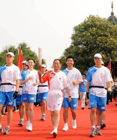 袁隆平在传递北京奥运会圣火。
