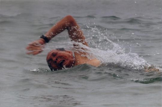 2004年，袁隆平在三亚游泳。
