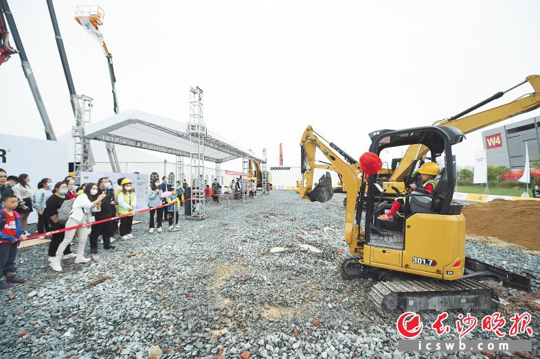 　　2021长沙国际工程机械展览会期间，超30万人次现场观展，现场成交突破400亿元。长沙晚报全媒体记者 黄启晴 摄