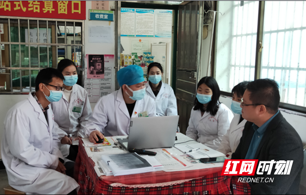 新田县中医医院内二科主任吴华正为门楼下卫生院医护人员开展医疗技术培训。.png