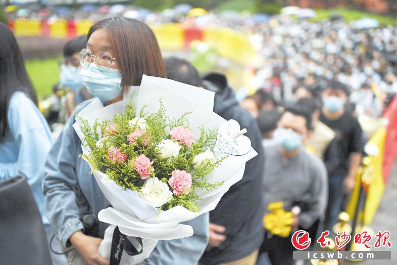 　　24日上午，各地群众纷纷手捧鲜花赶到长沙明阳山殡仪馆，悼念敬爱的袁隆平院士。 长沙晚报全媒体记者 黄启晴 摄