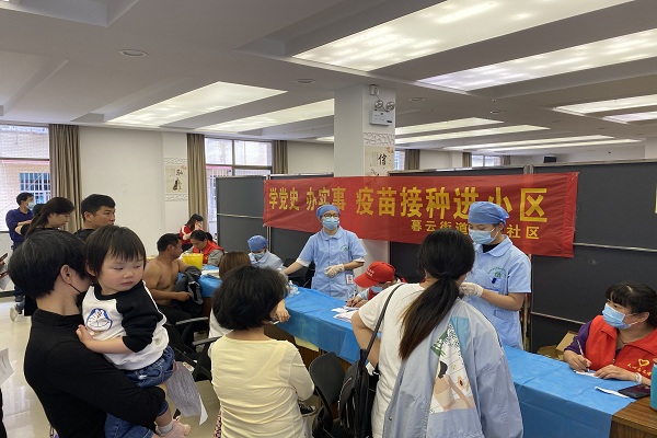 居民有序排队等候接种。.jpg