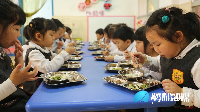 区幼儿园珍惜粮食.mp4_20210526_160431.618.jpg