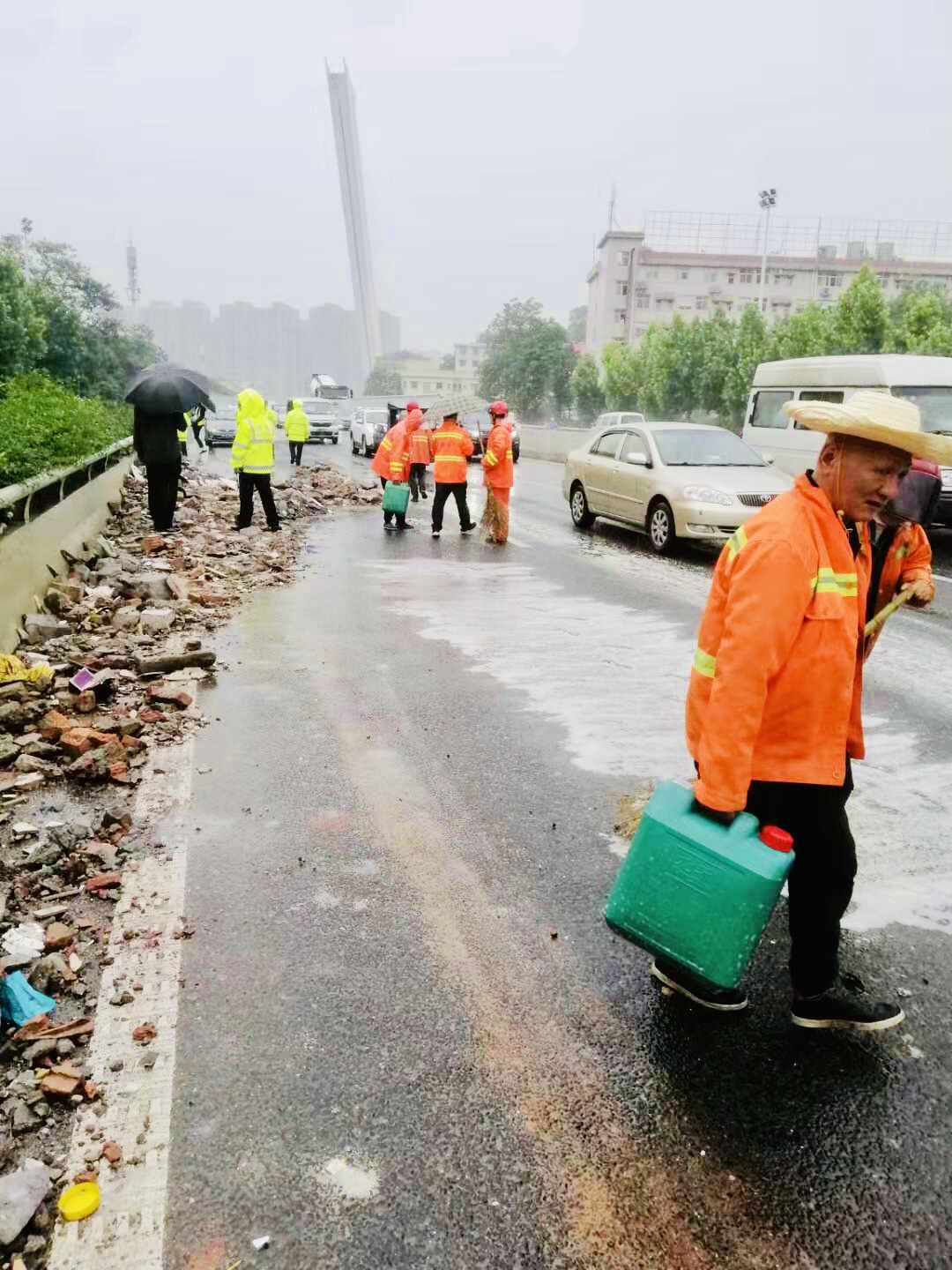 环卫工人第一时间赶往现场处置。