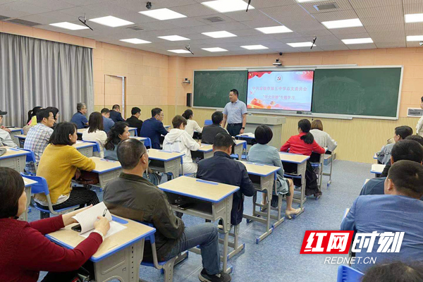 总支书记陈琳在学习研讨会上与党员教师互动研讨.jpg