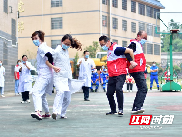5月25日,双峰县精神病医院,志愿者、医院人员与精神病患者一起玩《螃蟹走》游戏。_副本.jpg 5月25日,双峰县精神病医院,志愿者、医院人员与精神病患者一起玩《螃蟹走》游戏。_副本.jpg