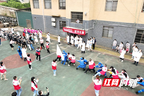 5月25日,双峰县精神病医院,志愿者与精神病患者一起玩拔河。_副本.jpg 5月25日,双峰县精神病医院,志愿者与精神病患者一起玩拔河。_副本.jpg