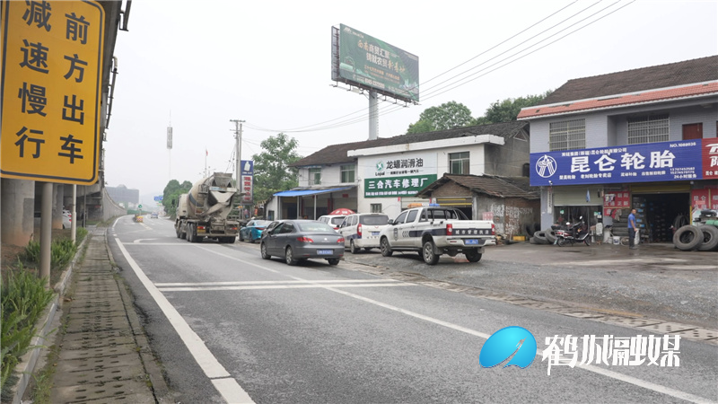 城南街道：开展高速出入口周边环境综合整治.mp4_20210526_160129.972.jpg