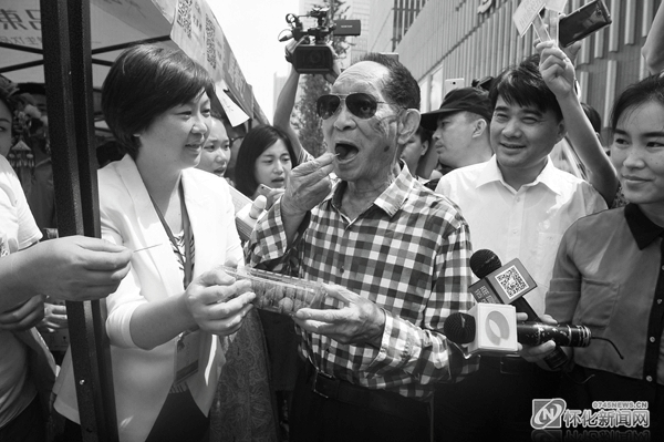 2016年6月，袁隆平院士现场品尝靖州杨梅。