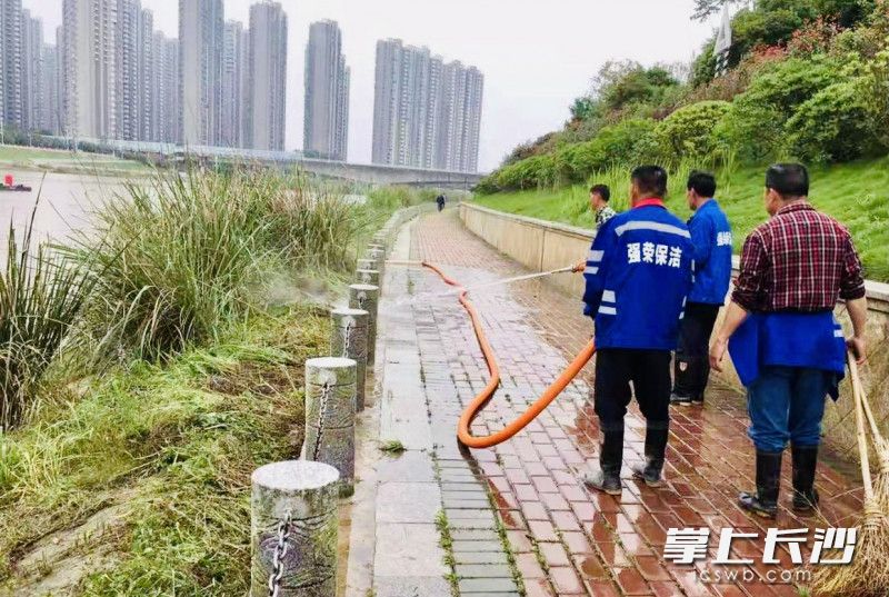 洪水退后，城北沿河步道、滨水公园清爽“洗个澡”。   均为长沙晚报通讯员熊萍萍摄