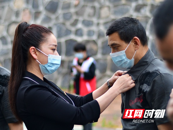 5月25日,双峰县精神病医院,工作人员为精神病患者穿好衣服。_副本.jpg 5月25日,双峰县精神病医院,工作人员为精神病患者穿好衣服。_副本.jpg