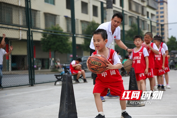 小学员在教练的指导下练习运球_副本.jpg