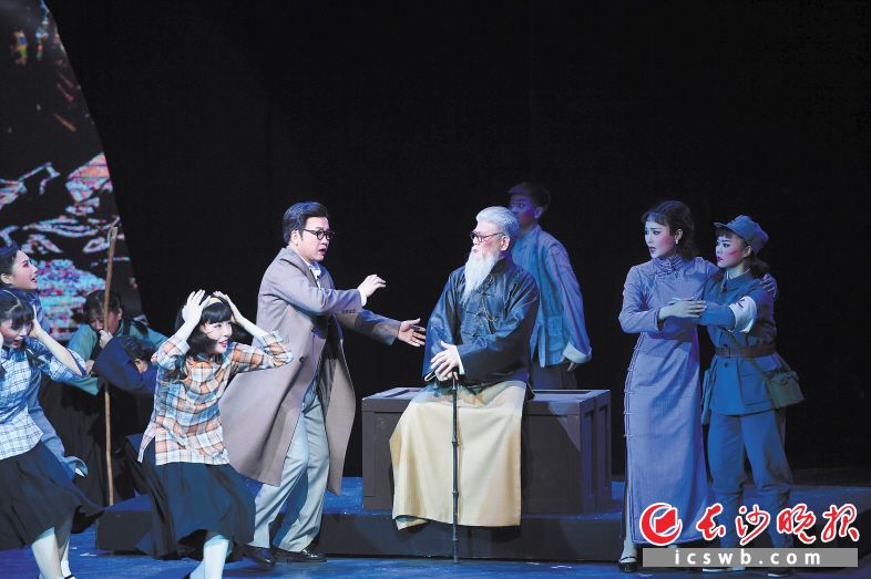 　　《国歌·时候》首演时，艺术家们贡献精彩演技。　　长沙晚报全媒体记者 王志伟 摄