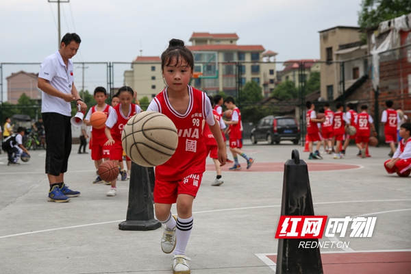 学员在教练的指导下练习运球2_副本.jpg