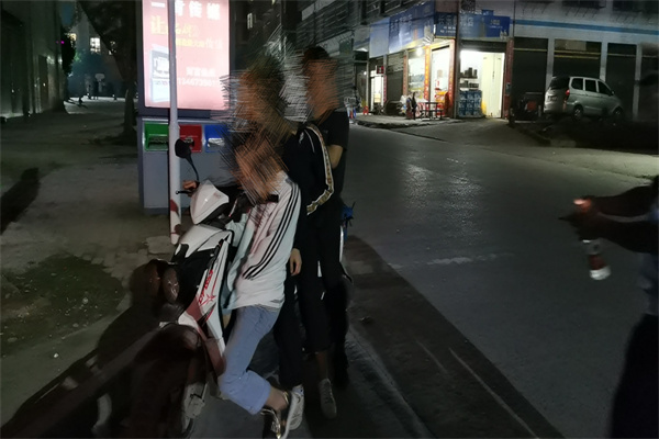摩托车超载.jpg 摩托车超载.jpg