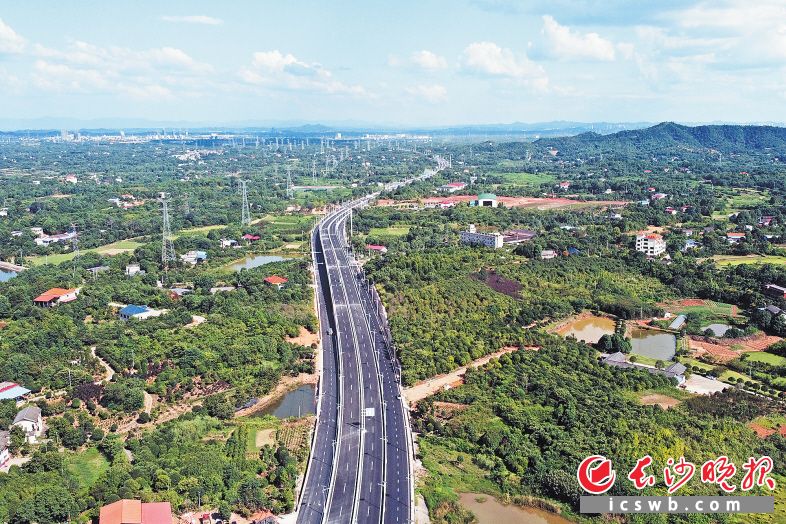 　　洞株城际公路改扩建工程的通车，为雨花区投身长株潭一体化建设大潮开辟了“加速道”。王志伟 摄