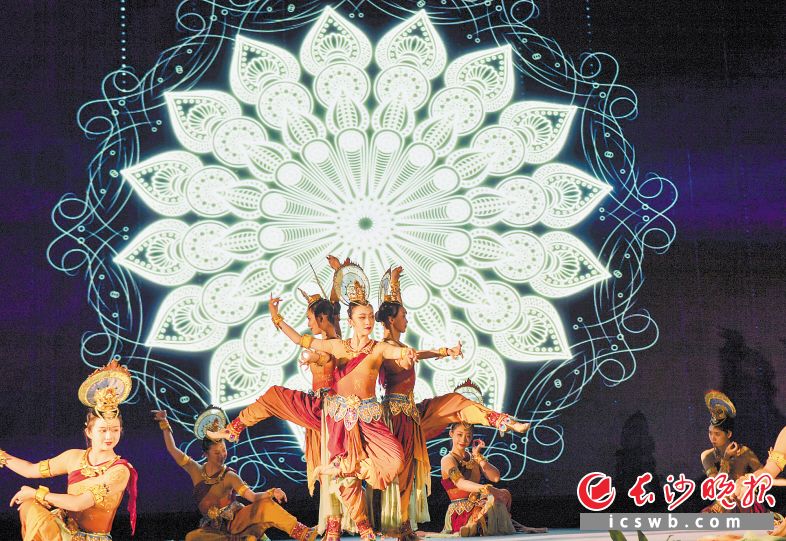 　　推介会现场，来自甘肃的艺术家带来了敦煌舞蹈表演《梵天》。　　长沙晚报全媒体记者 邹麟 摄