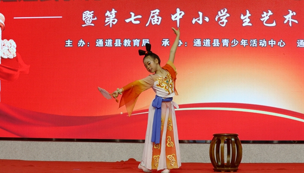 全县第七届中小学生艺术展演拉开帷幕5_副本.jpg