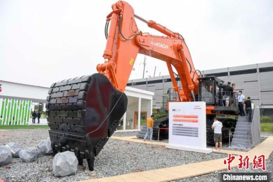 日立建机从日本带来“一斗能装10吨”的大吨位挖掘机参展。　杨华峰 摄