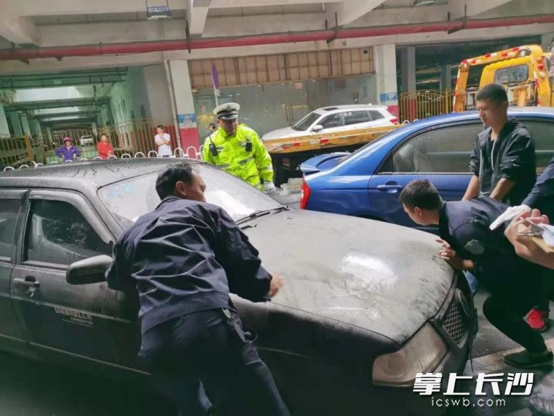 开福交警大队八中队拖移僵尸车。   通讯员供图