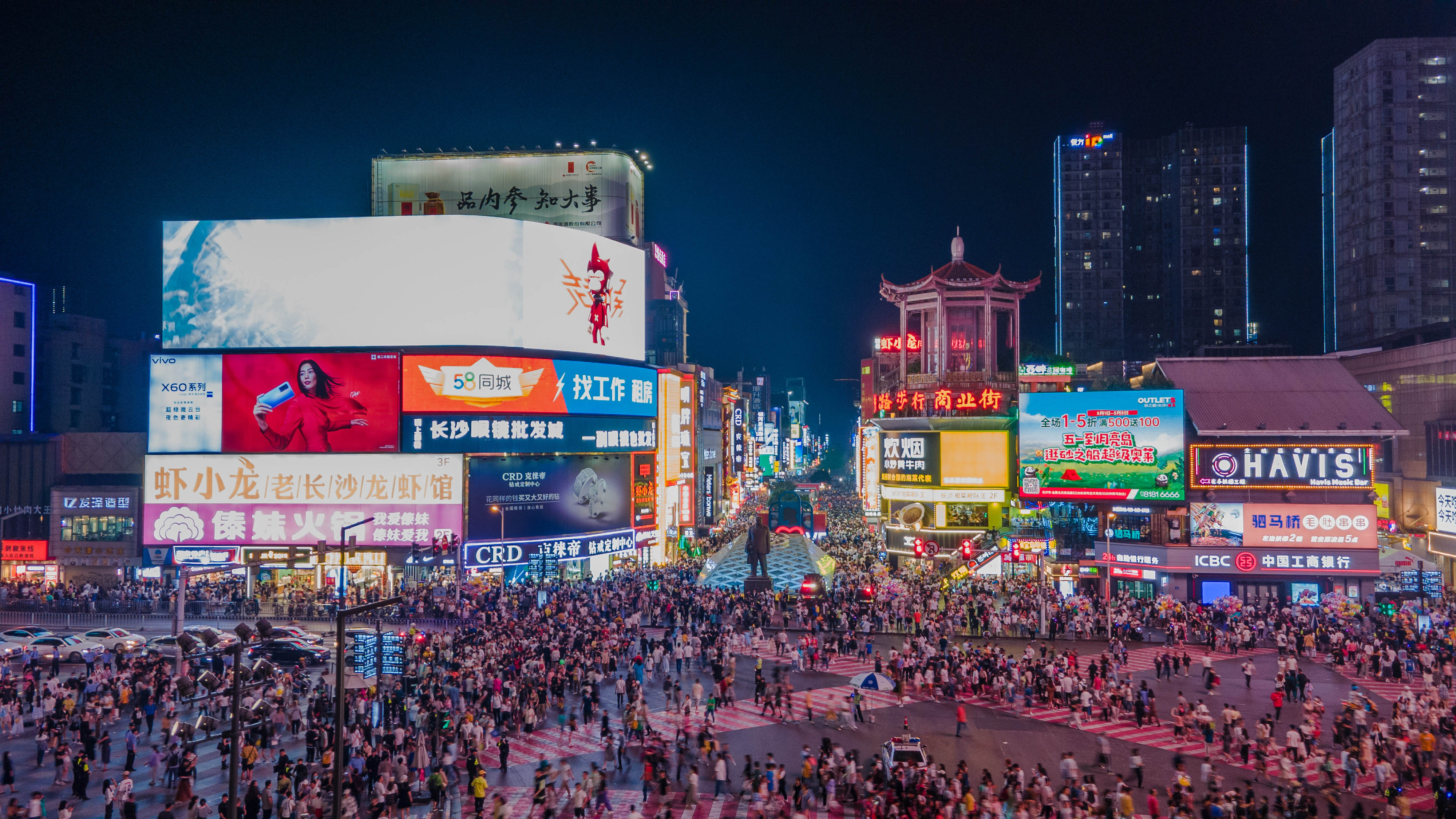 入夜时分，黄兴南路步行街热闹非凡。