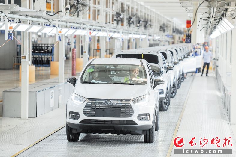 　　雨花区智能制造产业发展蓬勃，该区充分释放在新能源汽车、工业光学镜头、激光装备制造等领域的优势，积极牵手株潭相关区域打造先进制造业产业集群。雨花区委宣传部  供图 