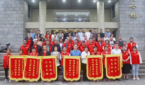 再聚首 省社院和帮扶村传好脱贫攻坚与乡村振兴“交接棒”2_副本.jpg