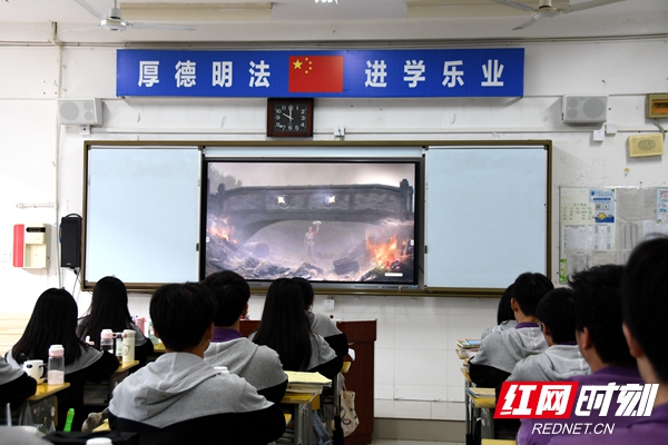 红色微电影在班级展播。.jpg