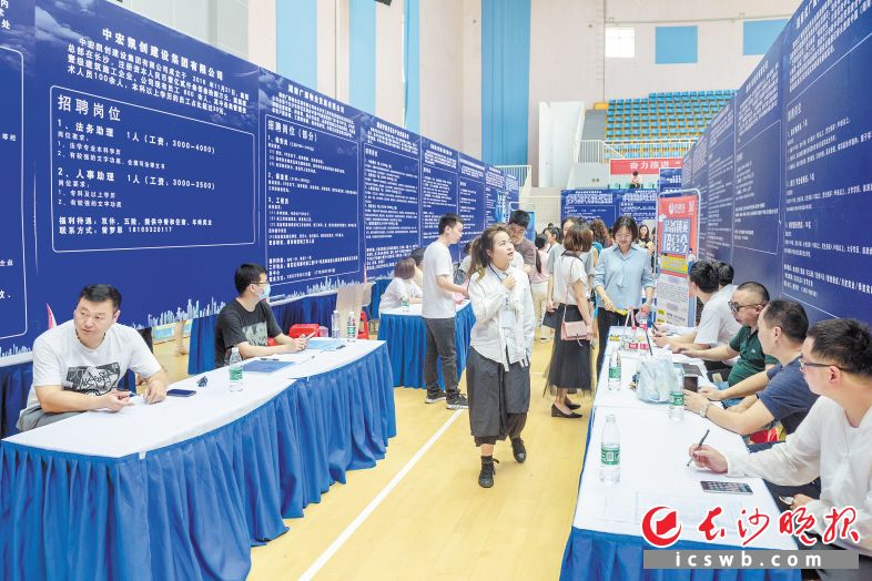 　　2021年长株潭民营企业招聘月暨雨花区高校毕业生就业服务季上，长株潭三市四区齐送岗位，将“饭碗”送到市民家门口。陈飞  摄