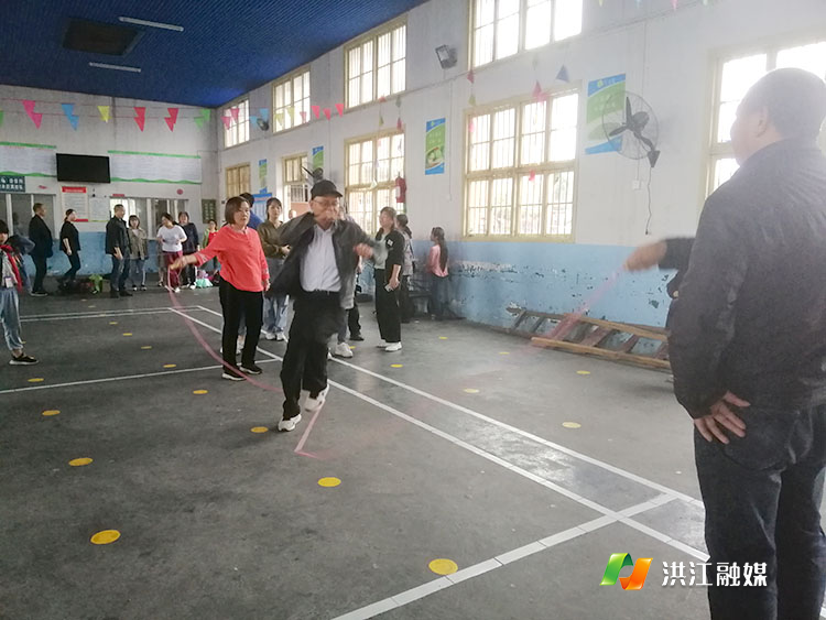 1跳绳接力比赛.jpg