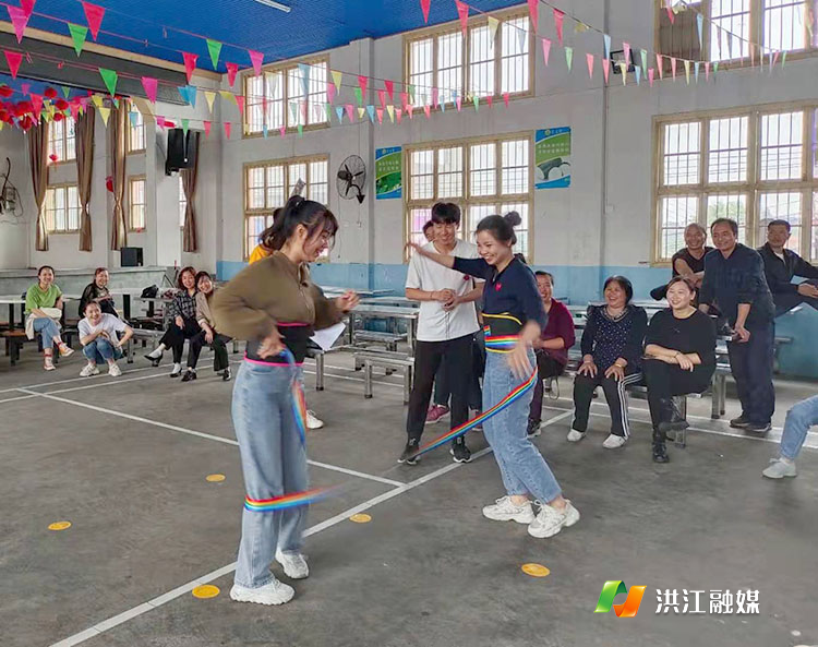 2趣味接力旋转比赛.jpg