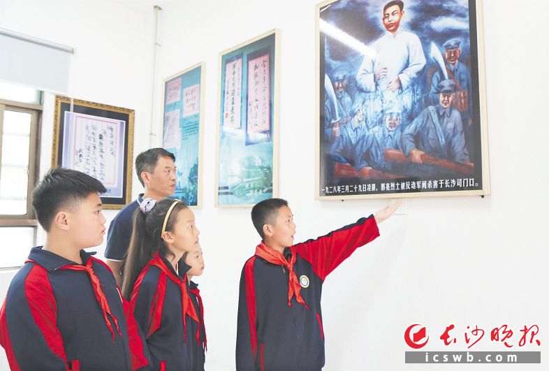 　　李陈鑫（右一）向同学们讲述郭亮烈士的故事。　　长沙晚报通讯员 刘亚飞全媒体记者 陈良 摄影报道