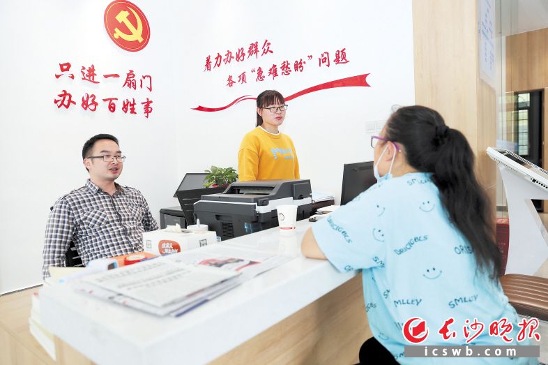 ▲不久前,广东的崔女士来到永安镇“党建+微网格”社会治理服务中心求助,工作人员热情接待,并最终帮其拿到7万元赔偿款。颜开云 摄