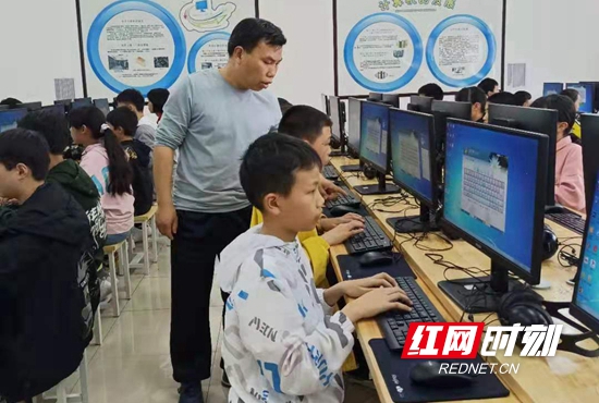 信息技术教育教学成为吴献海的主要工作，同时兼任维护学校网络的工作。.jpg