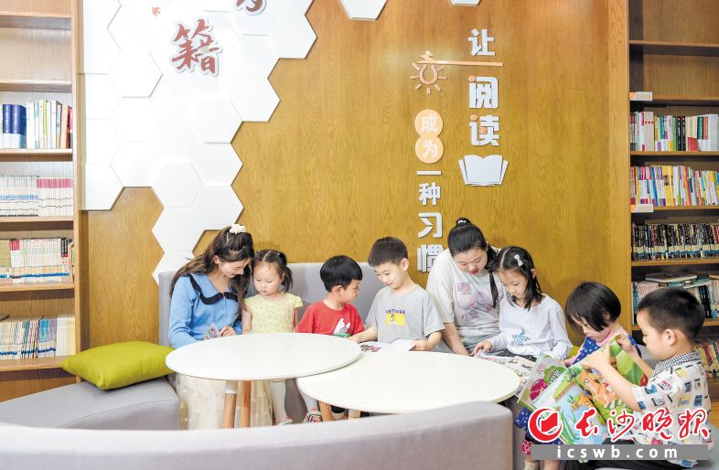 　　东瑞社区精心打造市级标准化综合文化服务中心，为居民提供丰富的活动。