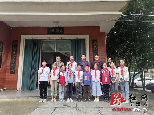 宁远:胡红灯到校走访慰问少年儿童_副本500.jpg 宁远:胡红灯到校走访慰问少年儿童_副本500.jpg