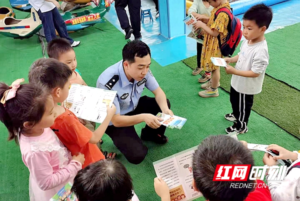 民警宣传引起儿童围观。.jpg
