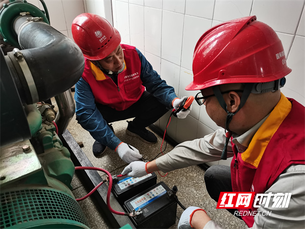 6月1日，国网邵阳供电公司工作人员对城步县第一民族中学的发电机进行测试。（罗邵平 摄）.jpg
