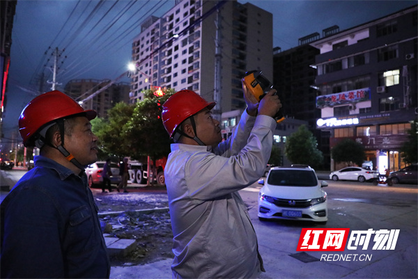 5月31日晚，国网邵阳供电公司工作人员在晚高峰对高考保电线路10千伏四老线进行红外测温。（肖永春 摄）.jpg