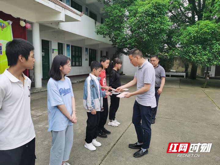 儿童节慰问2_副本.jpg