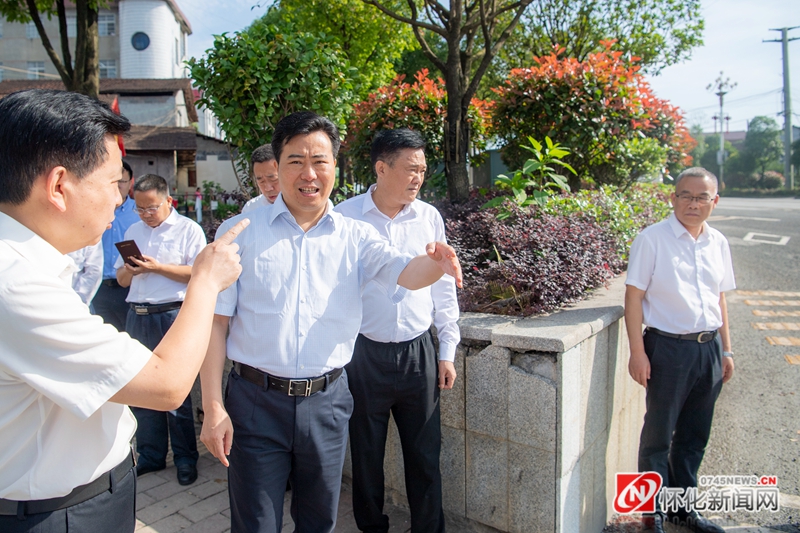 5月31日，市委副书记、代市长黎春秋暗访安全生产工作，图为黎春秋在正清路与顺天大道交汇处暗访正清路小