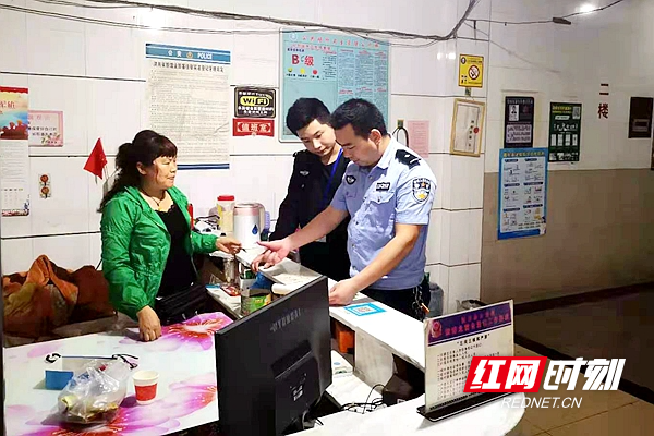 民警检查宾馆住宿登记情况。.jpg