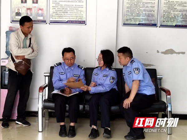 督导组在进行综合行政执法案卷评查。.jpg