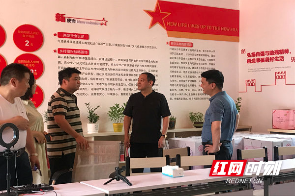 参观新村阳光志愿服务中心阵地。.jpg