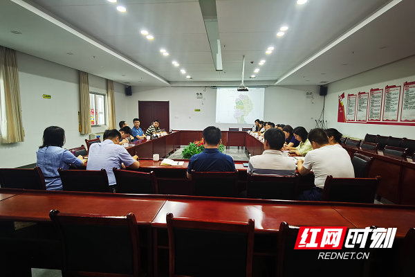 书记们，在座谈会上畅聊“党建+网格”工作。.jpg