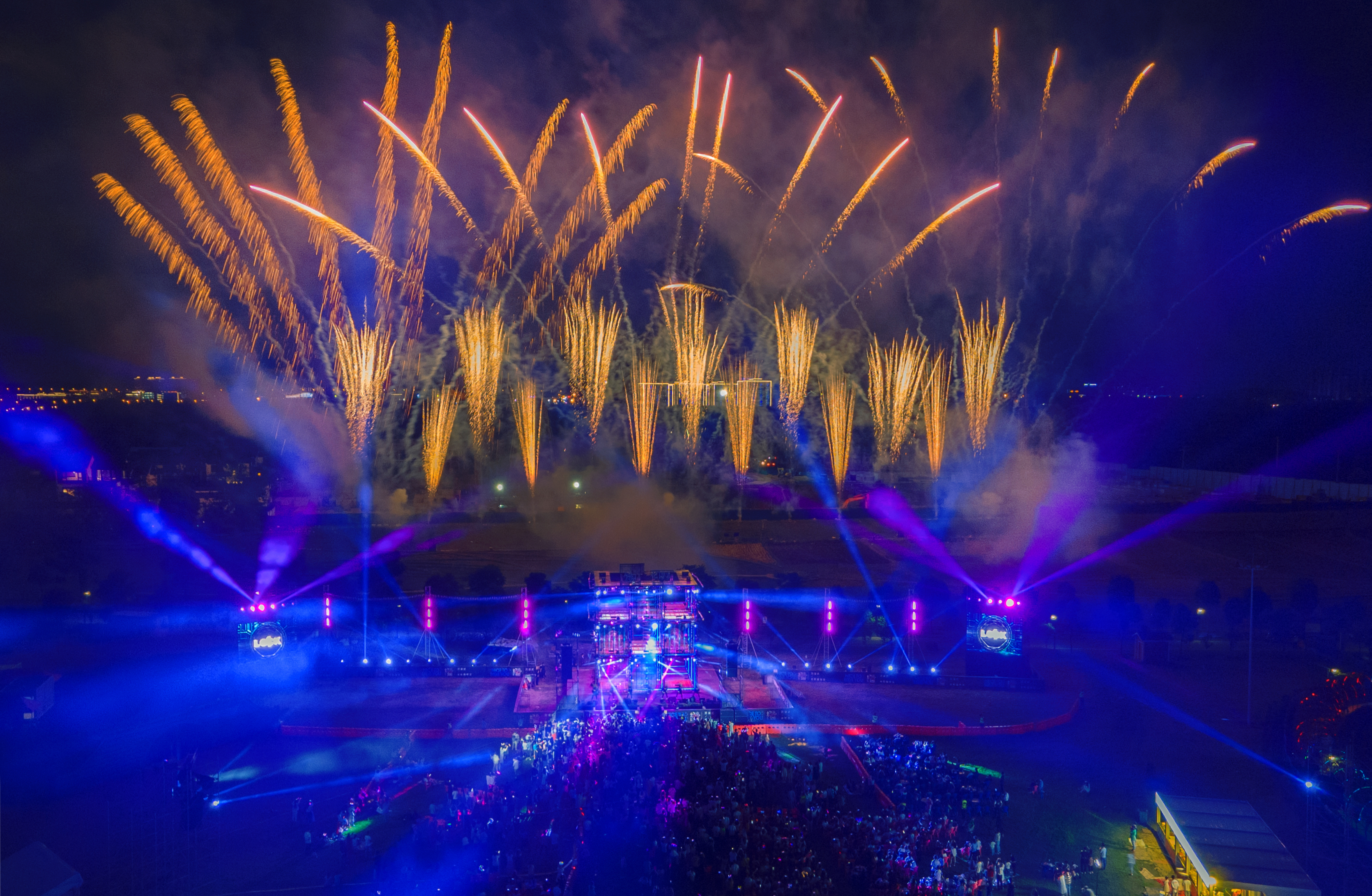 烟花升空的瞬间,现场瞬间沸腾。 烟花升空的瞬间,现场瞬间沸腾。