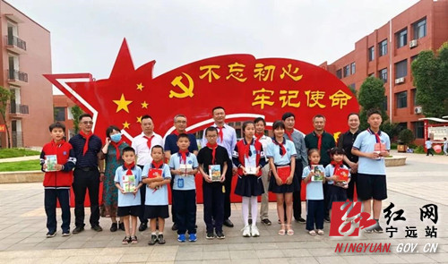 宁远:肖质彬开展“六一”儿童节走访慰问活动_副本500.jpg 宁远:肖质彬开展“六一”儿童节走访慰问活动_副本500.jpg