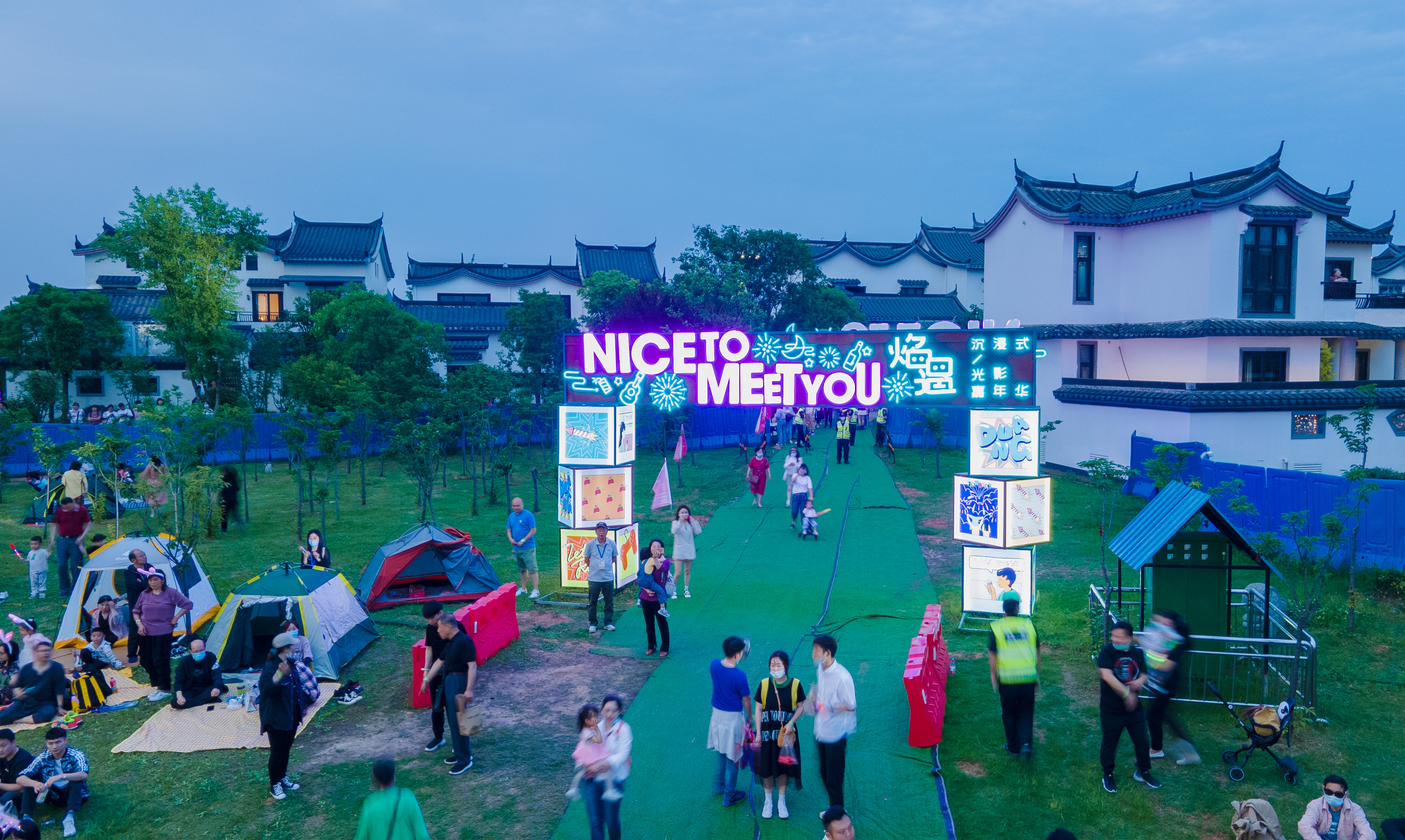 Nice to meet you ” 很高兴遇见你,便是“焰遇”的最大含义。图片均为全媒体记者 李锋摄 Nice to meet you ” 很高兴遇见你,便是“焰遇”的最大含义。图片均为全媒体记者 李锋摄