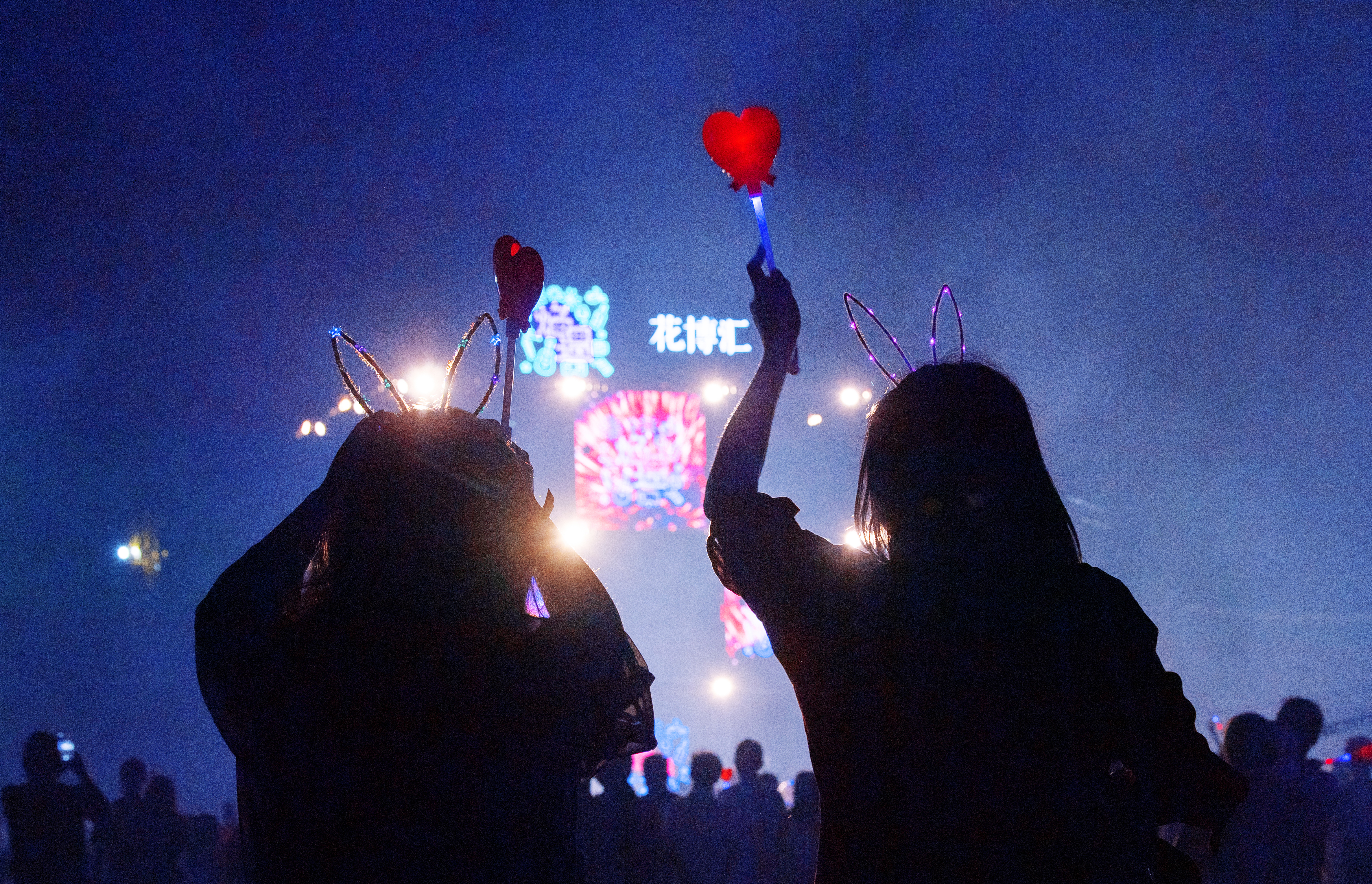 两只可爱的“小兔子”,在这个沉浸式体验场景中,游客也成为彼此眼中的风景,恰有“我在烟花深处看风景,看风景的人正在烟花深处看我”的意蕴。 两只可爱的“小兔子”,在这个沉浸式体验场景中,游客也成为彼此眼中的风景,恰有“我在烟花深处看风景,看风景的人正在烟花深处看我”的意蕴。